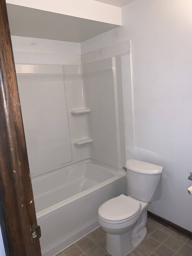 3BDR with hardwood floors - 438 N Frances St