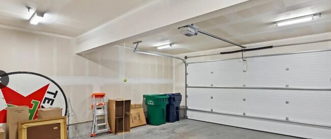 Building Photo - MODERN 3 BEDROOM 3 BATH NEAR CAMPUS