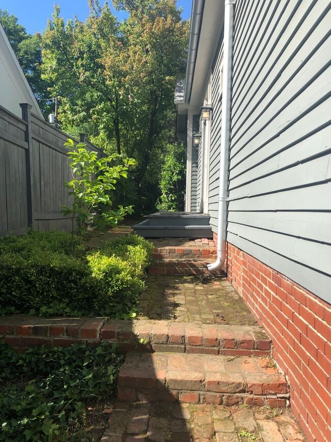 Building Photo - APPLICATION PENDING!!! 2 bedroom Secret Hi...