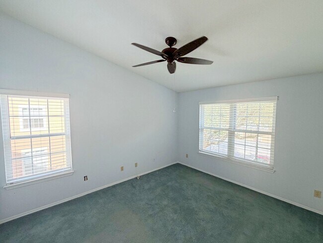 Building Photo - Great 2 Bedroom, 2 Bathroom Second Floor Unit Located inside a Gated Community with a One Car Gar...