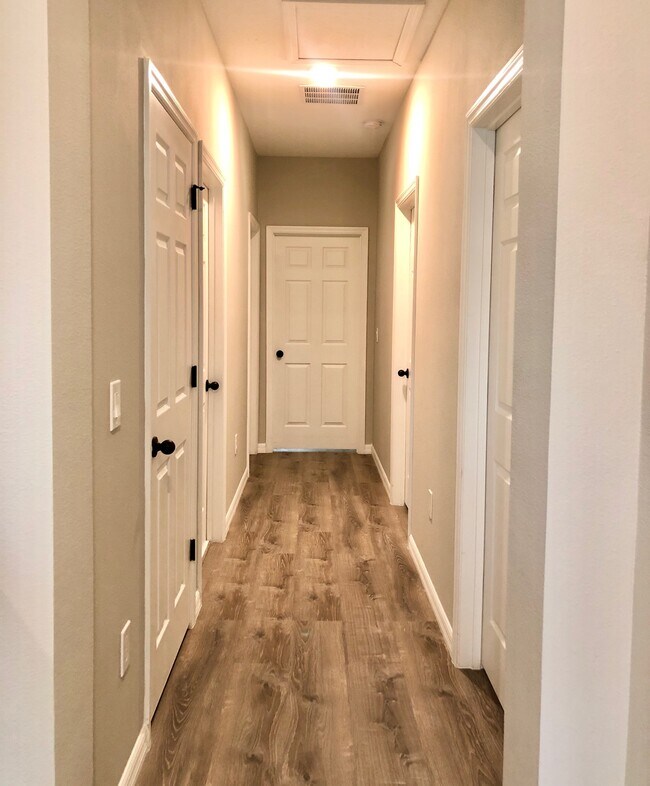 Building Photo - 12663 Salomon Cove Dr
