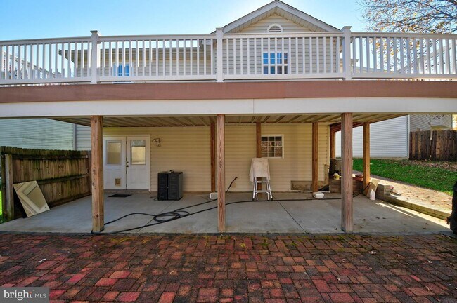 Building Photo - 121 Deer Hill Ct