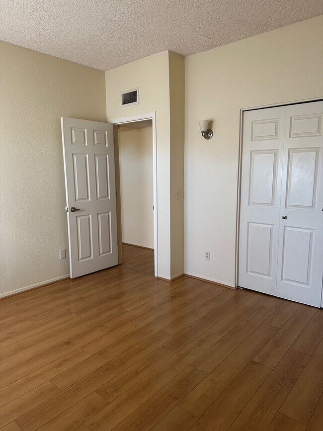Building Photo - Spacious Remodeled 2 Bed/2Bath Condo!