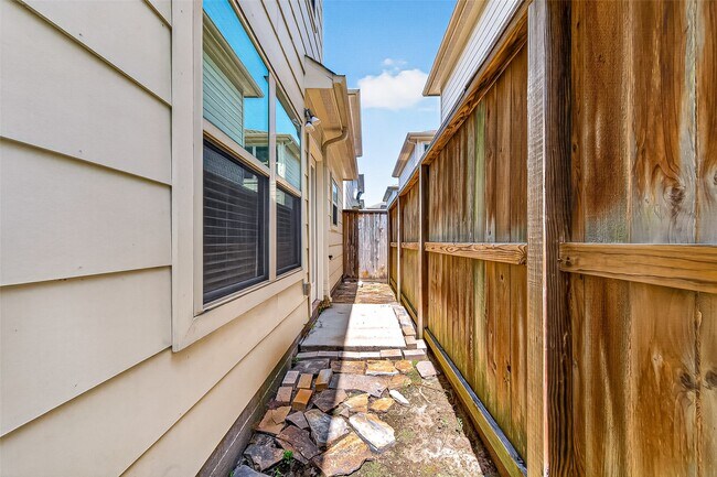 Building Photo - 5951 S Loop E