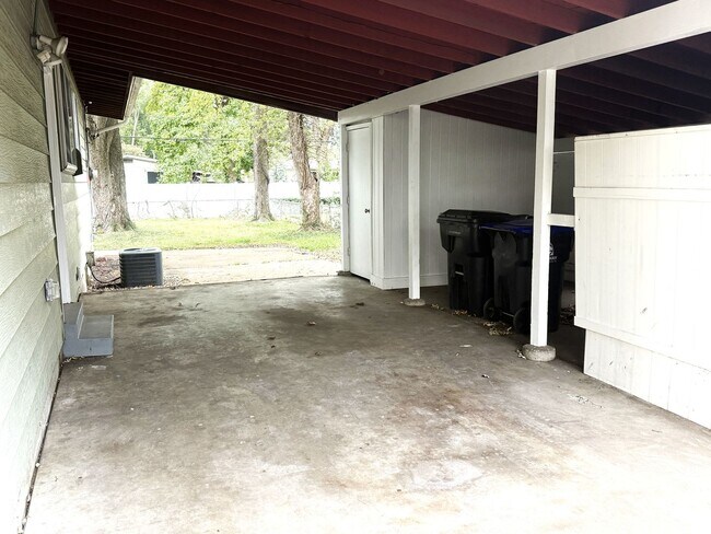 Building Photo - Florissant ready for move in - 3 Bed 1-1/2 Bath with Partially Finished Basement