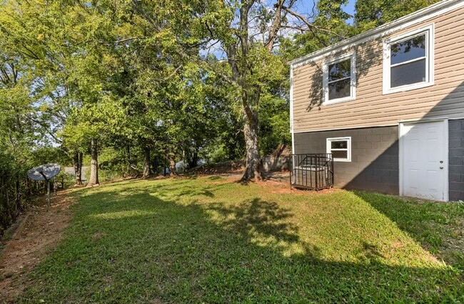 Building Photo - Beautifully Renovated 3 Bedroom 1 Bath Hom...