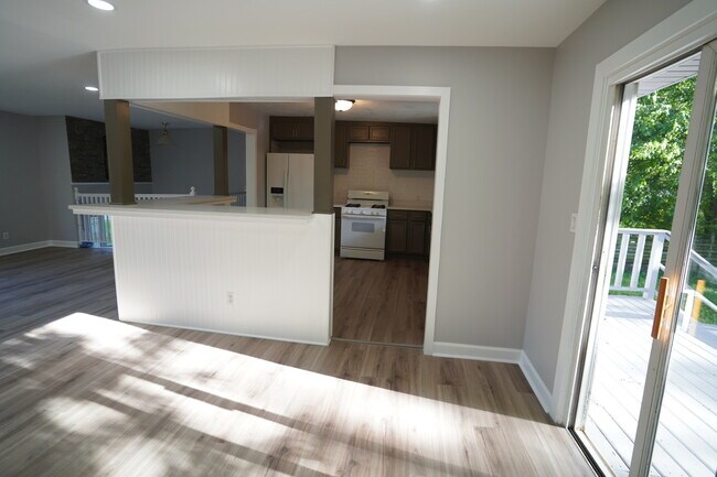 Building Photo - 1501 N Freund Ave