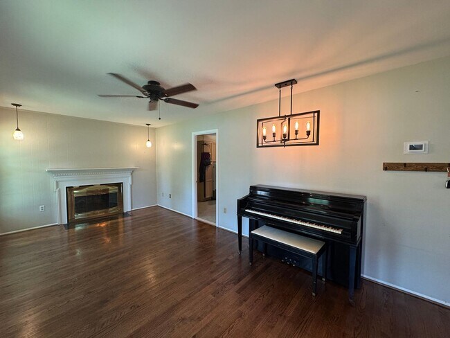 Building Photo - Lovely 4 Bed 3.5 Bath On Single Family Hom...