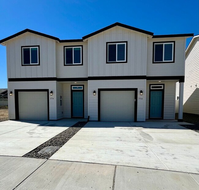 Building Photo - Corner Townhome!