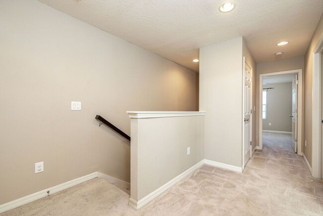 Building Photo - Beautiful Riverview Townhome