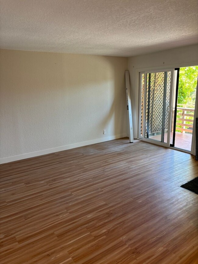 Building Photo - Location, location, location! This gated community is 5 minutes walking distance to downtown Sant...