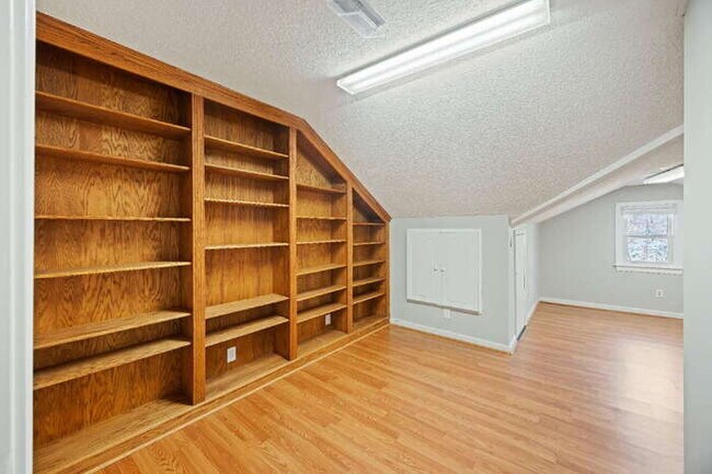 Building Photo - 100 Lakeview Dr