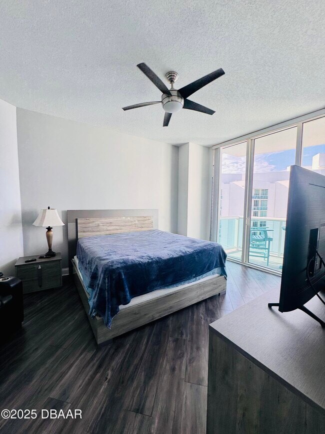 Building Photo - 231 Riverside Dr