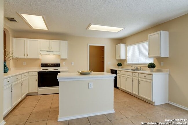 Building Photo - 3/2 1 Story Open Concept Far West SA