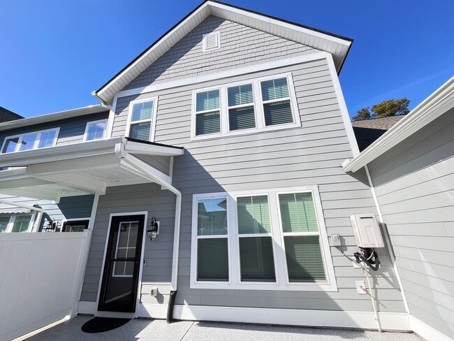 Building Photo - Spacious townhome near Market Common with Two-Car Garage and Bonus Room! Available now!