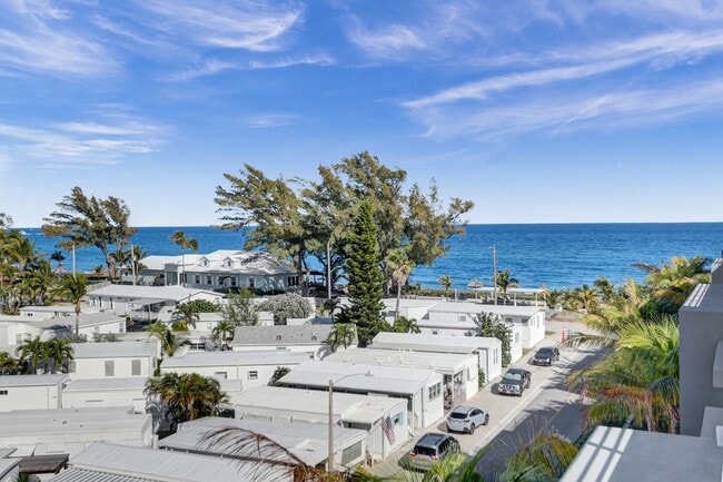 Building Photo - Gorgeous New Townhouse on the Beach