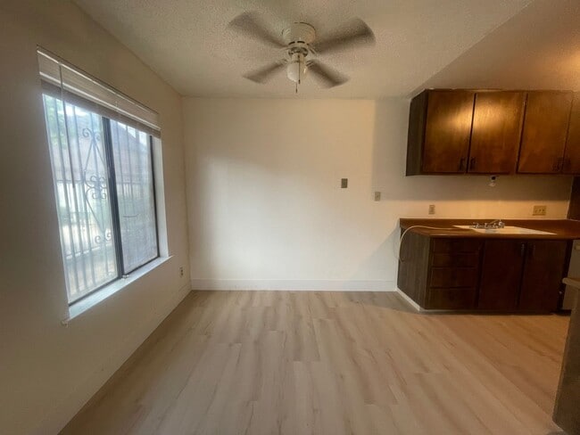 Building Photo - 1221 N Peach Ave
