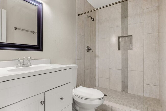 Building Photo - Beautiful home located in the heart of downtown!