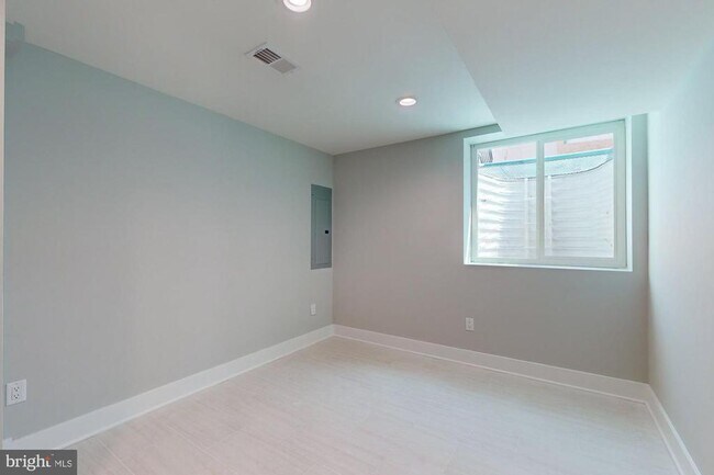 Building Photo - 511 N Paxon St