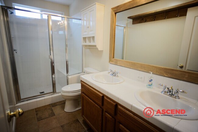 Building Photo - Beautiful Home in Northwest Bakersfield!