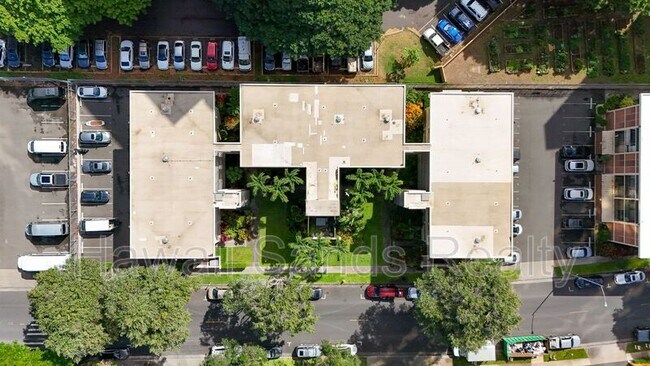 Building Photo - 933 Kaheka St