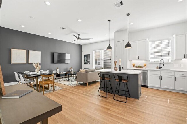 Building Photo - 5207 Pine Tree Dr