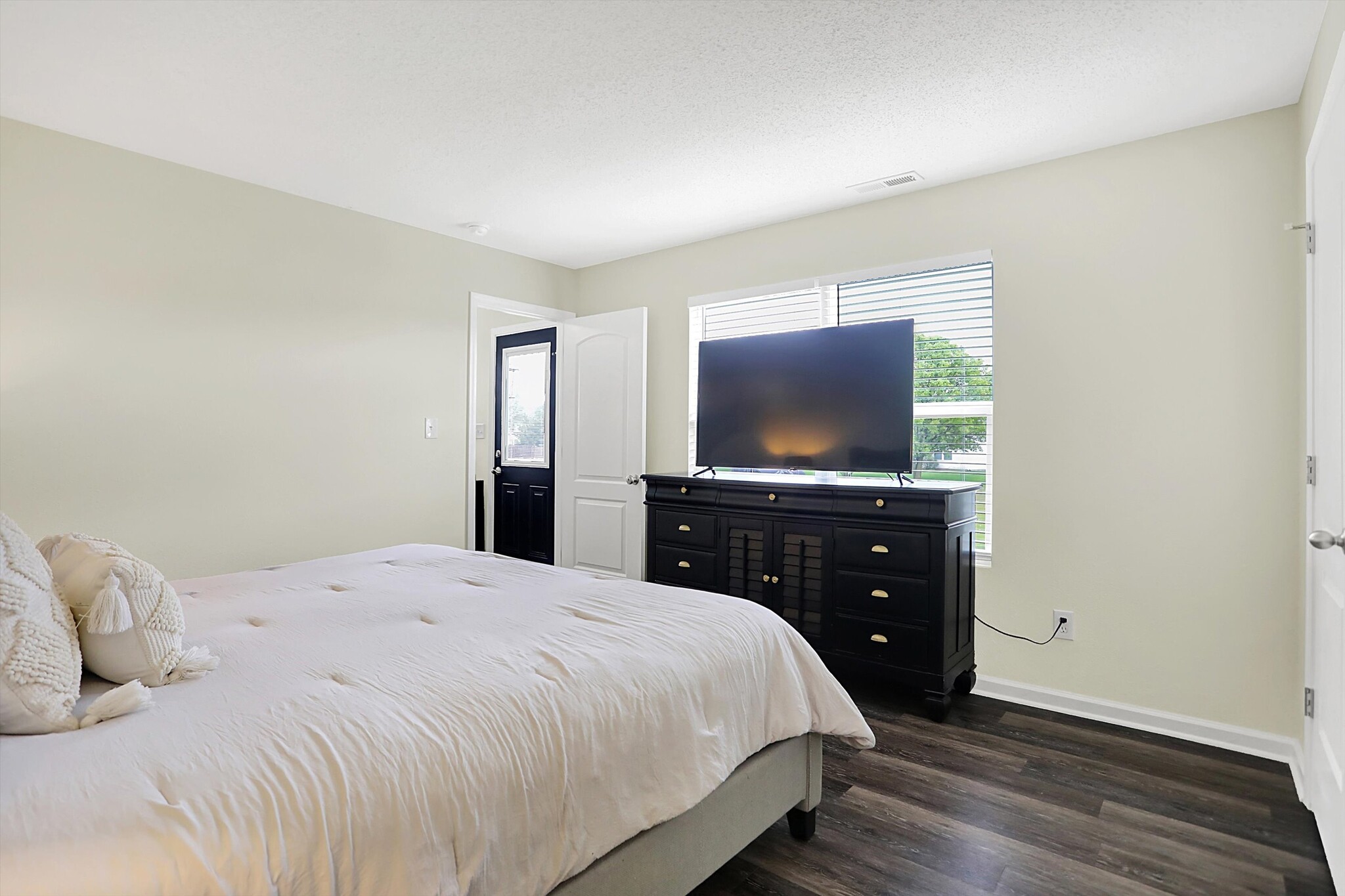 Building Photo - 5549 Wild Horse Dr