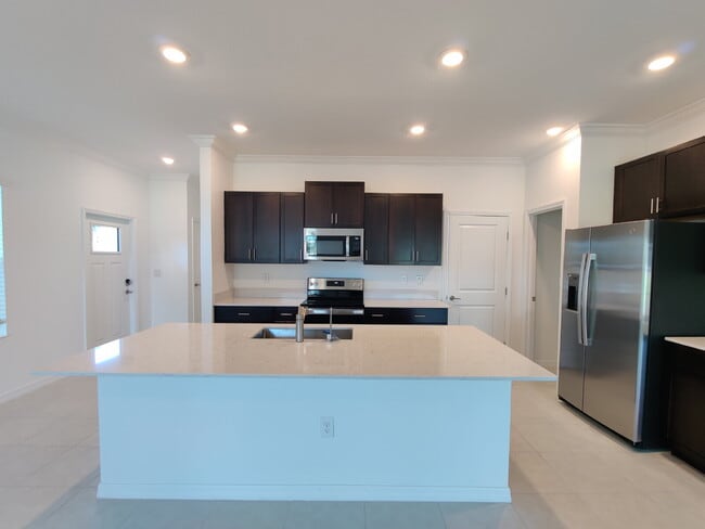 Building Photo - Spacious End-Unit Townhouse in FishHawk Ranch | Top-Rated Schools