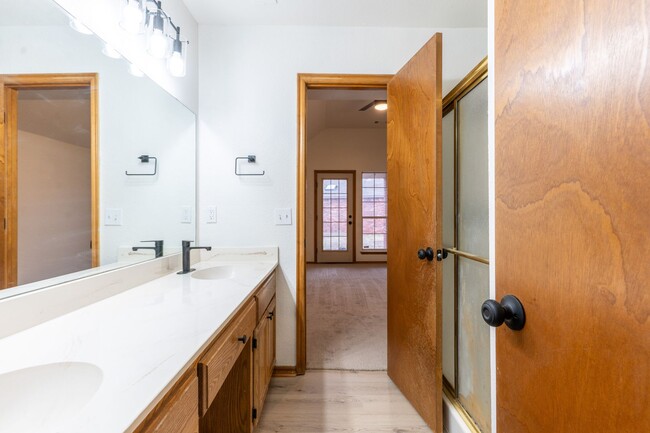 Building Photo - Rent to Own Available in Moore, Ok!