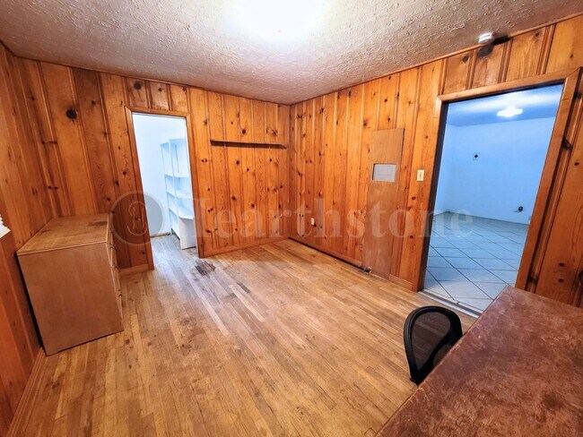 Building Photo - 1017 W 14th Ln