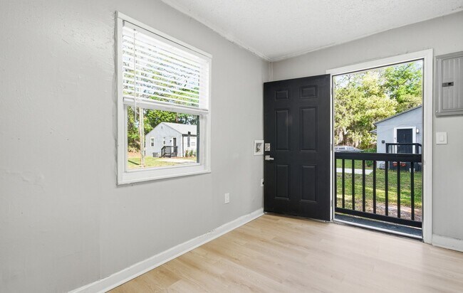 Building Photo - Renovated 2 Bedroom Jacksonville Heights Duplex Apartment