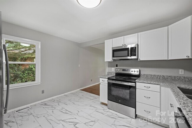 Building Photo - 2840 Edsel Pl