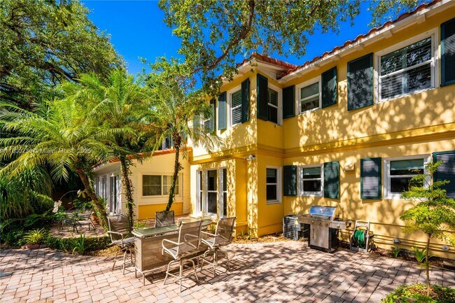 Building Photo - 2855 SW 17th Ave