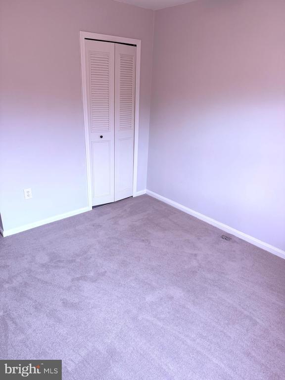 Building Photo - 8625 Point of Woods Dr