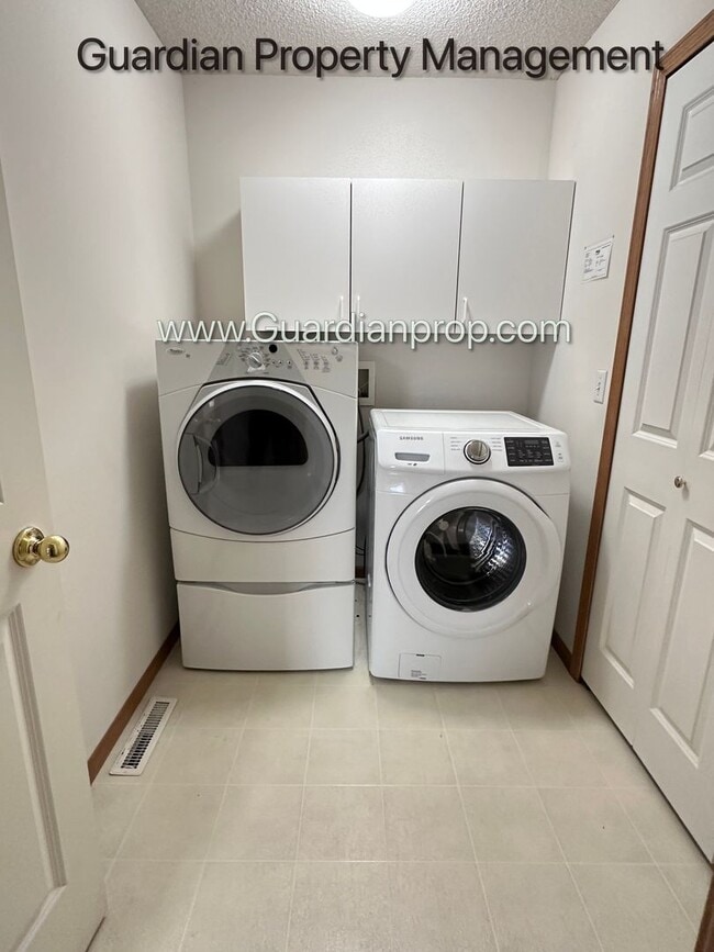 Building Photo - Shakopee Town Home, 2 Car Garage, 1.5 Baths, Patio, Dishwasher, W/D