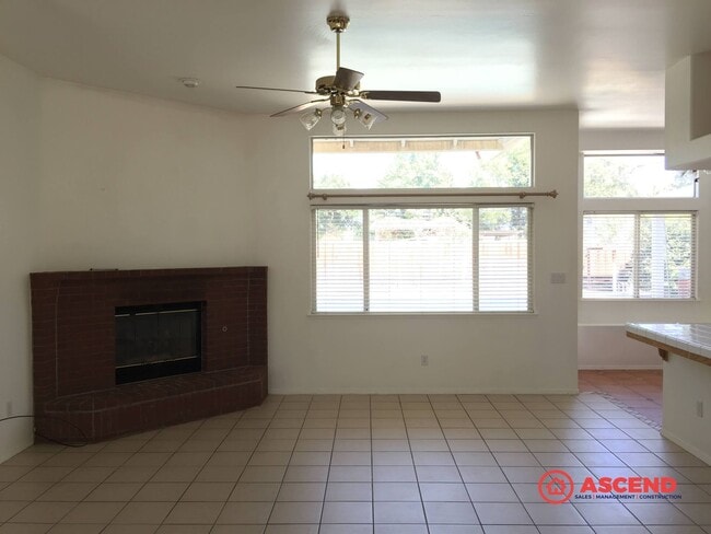 Building Photo - Phenomenal Home Located Off Brimhall and Renfro!