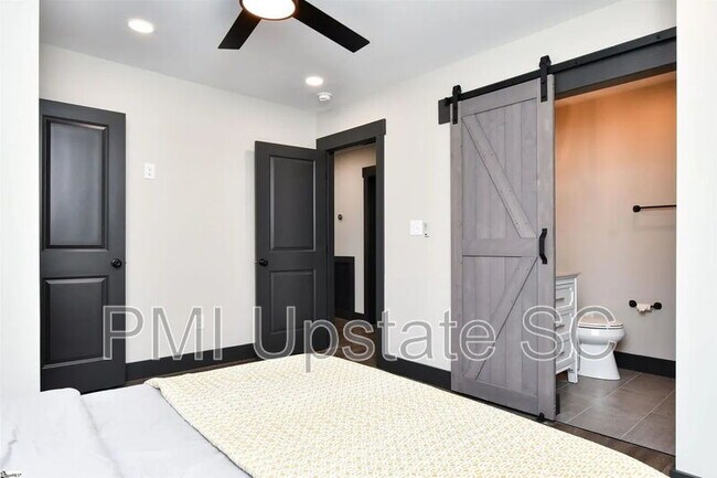 Building Photo - 105 McMakin Dr