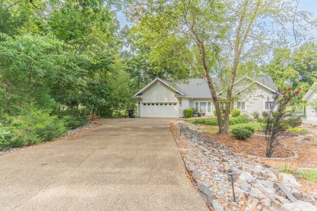Building Photo - 10 Lindura Ln