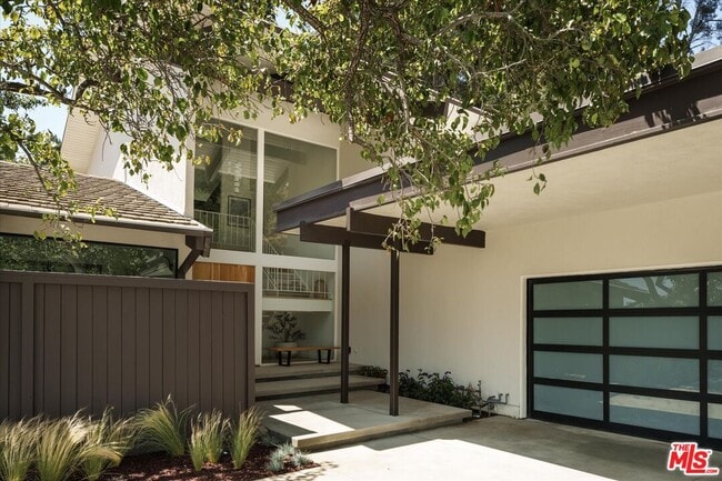 Building Photo - 2313 Banyan Dr