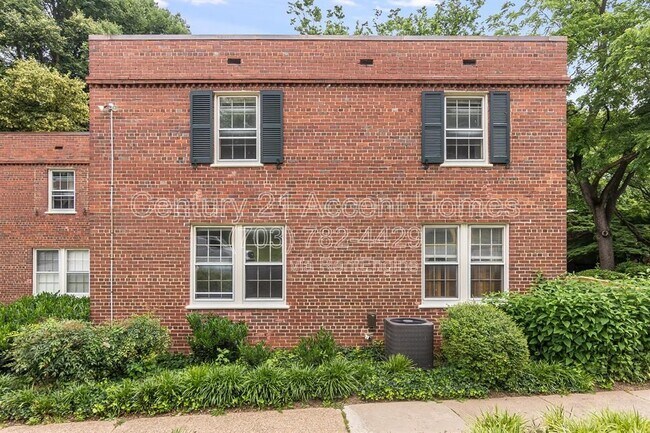 Building Photo - 1020 S Barton St