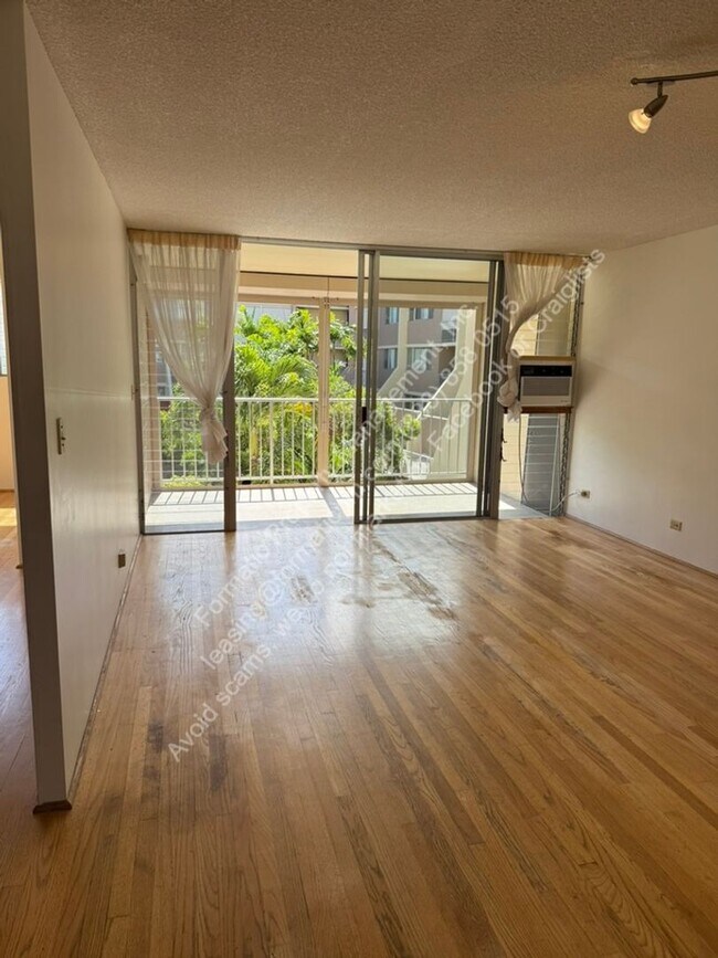 Building Photo - Pet Friendly 2-Bedroom With in Unit Laundry Apartment with Pool & Covered Parking in Honolulu!