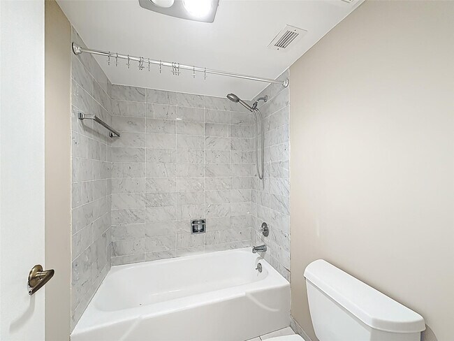 Building Photo - 1147 Hillsboro Mile