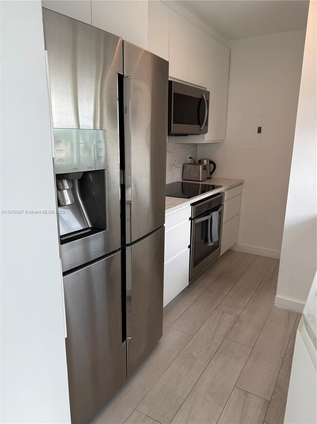 Building Photo - 5900 Collins Ave