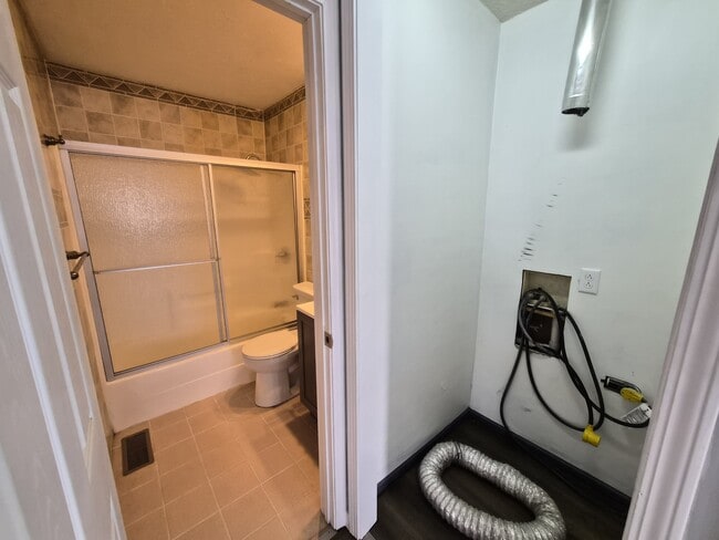 Building Photo - 484 Carol Dr