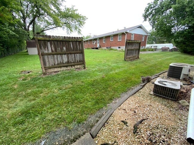 Building Photo - 3 Bedroom 2 Bathroom Duplex