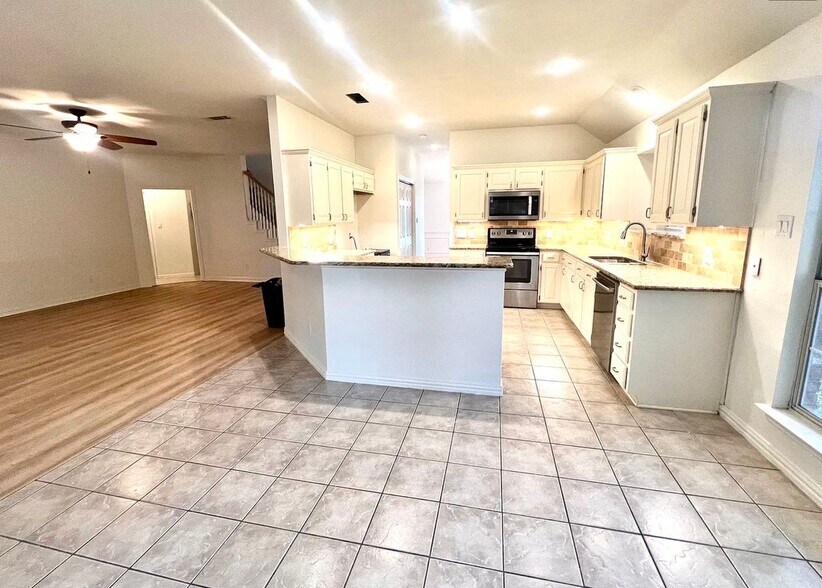 Building Photo - 127 Mockingbird Ln
