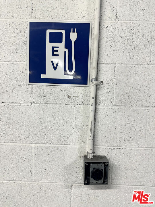 Building Photo - 1249 S Holt Ave