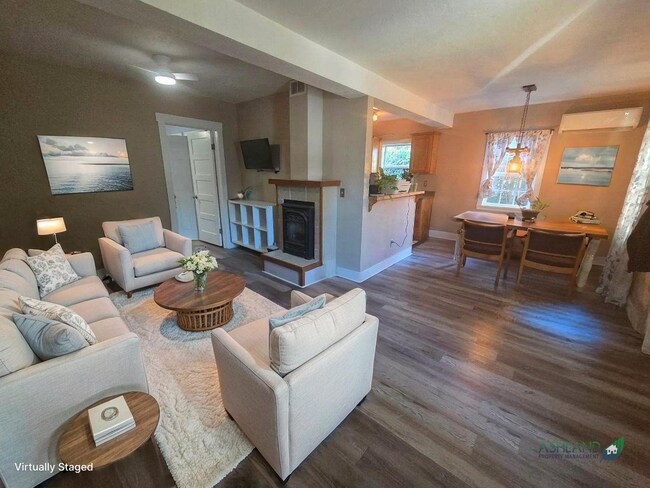 Building Photo - Three bedroom cottage on large lot | Available July