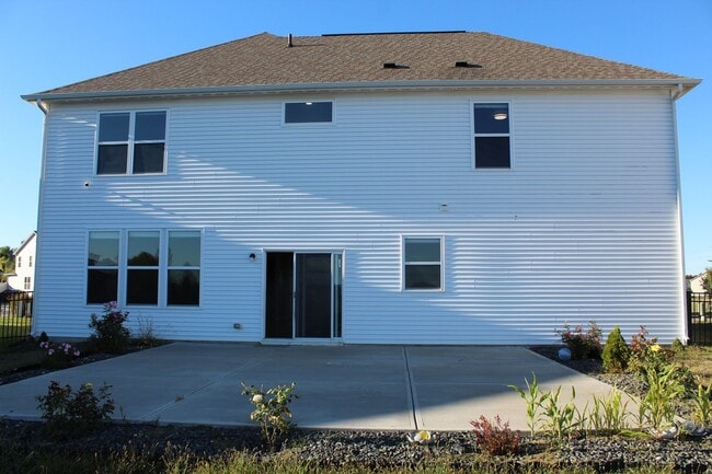 Building Photo - Beautiful 4 Bedroom in Avon!