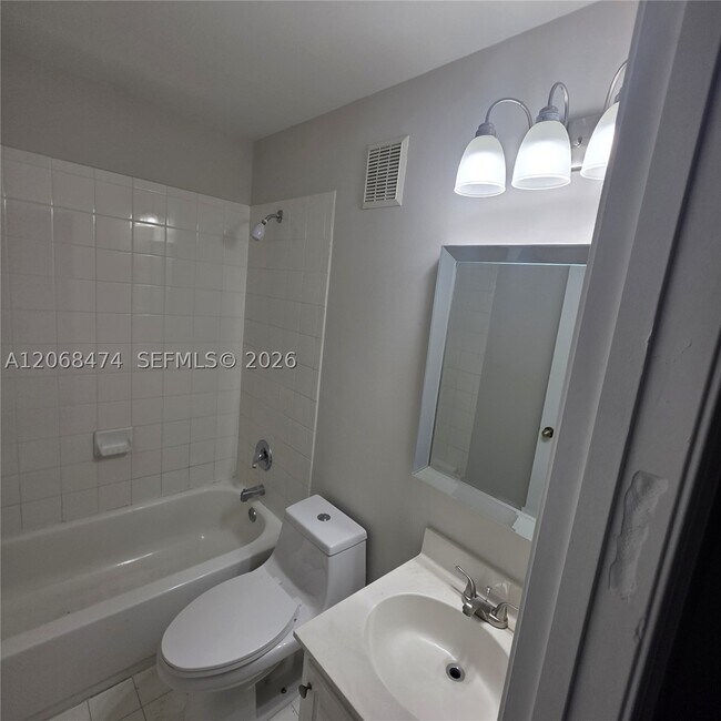 Building Photo - 4730 Lago Vista Dr